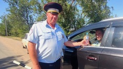 Госавтоинспекторы Ахтубинского района помогают водителям в жару 