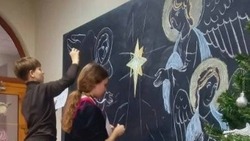 Юные художники Ахтубинска создали «Вифлеемскую звезду» и посетили роспись храма