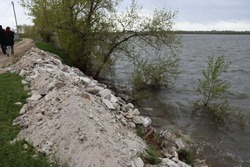 Администрация Ахтубинска предпринимает меры по укреплению земляного вала 