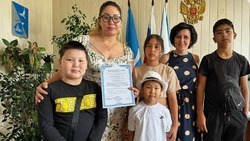 Молодая многодетная семья из Ахтубинского района получила свидетельство на жильё