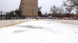 На городском стадионе «Волга» в Ахтубинске стартовали работы по заливке катка