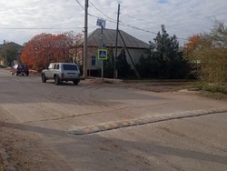 В Ахтубинске продолжается установка искусственных неровностей и дорожных знаков 