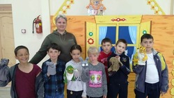 В селе Удачное детям показали кукольный спектакль «Теремок»