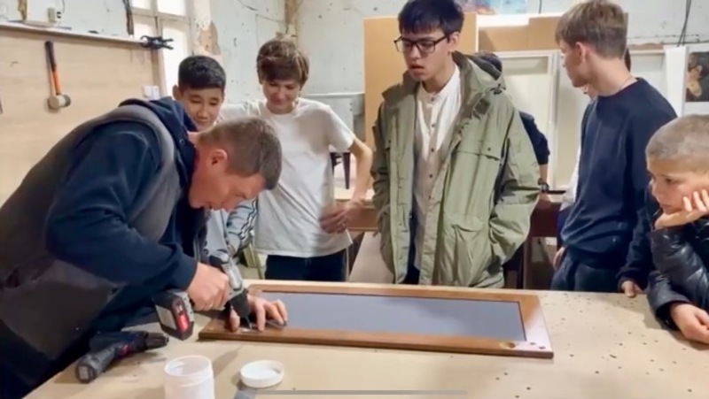 В Ахтубинском районе школьники познакомились с мебельным производством 