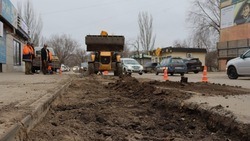 В Ахтубинске продолжается работа по зачистке обочин и стоянок 