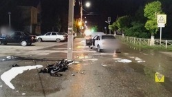 В Ахтубинске в ночном ДТП загорелся мопед