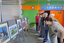 Ахтубинские пенсионеры посетили персональную выставку юной художницы
